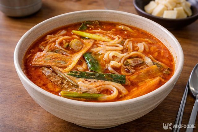 수라 전통 육개장의 육개장 칼국수 사진. / 위키푸디