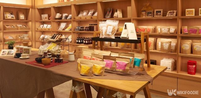 진열대에 가쓰오부시와 다시 재료들이 놓여 있다. / 온더무마미 제공