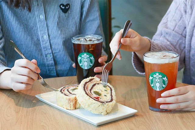투떰즈업 협업 제품 '맘모롤'을 포크로 드는 모습. / 스타벅스 코리아 제공