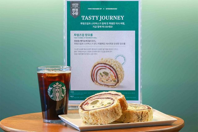 맘모롤 뒤로 테이스티 저니 안내판이 놓여 있다. / 스타벅스 코리아 제공