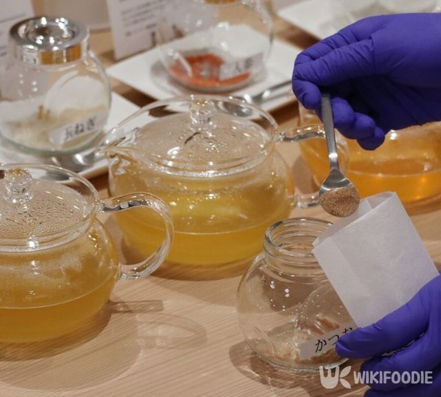 투명한 주전자에 우려낸 육수를 컵에 담기 위해 재료 무게를 측정하는 다시 카페의 준비 과정이다. / 온더무마미 홈페이지