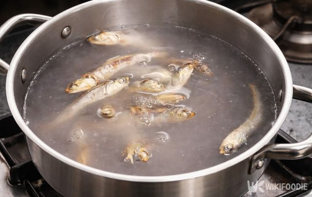 멸치 15개와 다시마 1장으로 육수를 낸다. / 위키푸디