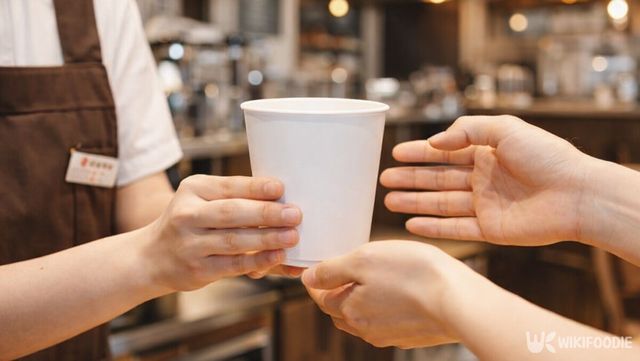 카페 종업원이 고객에게 음료를 건네는 순간을 담은 장면이다. / 위키푸디