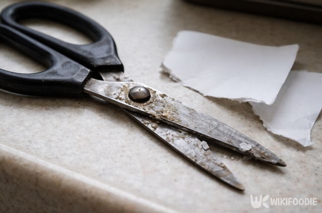 테이프 접착제와 오염물이 쌓여 절삭력이 떨어진 가위 날 상태다. / 위키푸디