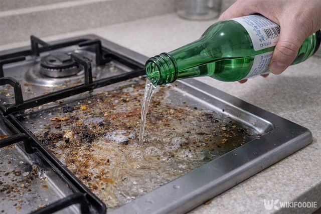 오염된 가스레인지에 남은 소주를 붓고 있다. / 위키푸디