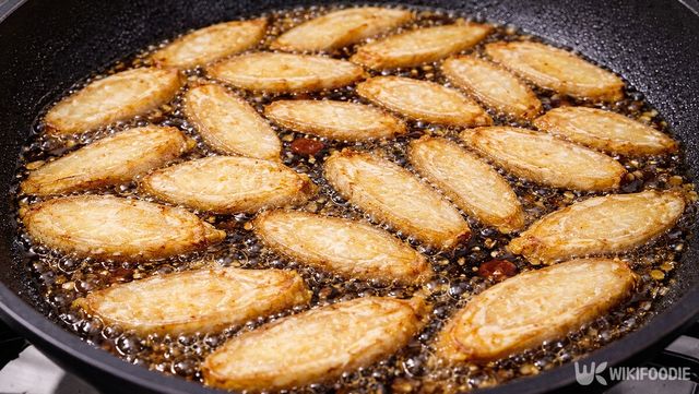 팬에 우엉을 튀기고 있다. / 위키푸디