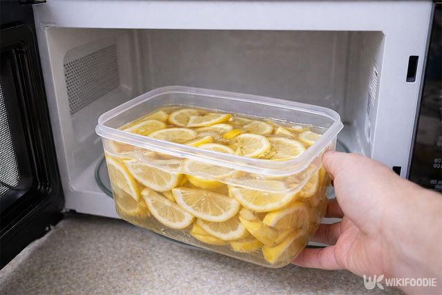 소주와 레몬이 담긴 용기를 전자레인지 안에 넣고 있다. / 위키푸디