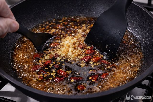 팬에 양념 재료를 넣고 섞고 있다. / 위키푸디