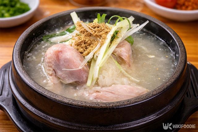 백 년 지기 삼계탕의 삼계탕 사진. / 위키푸디