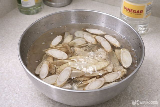 우엉을 식초넣은 물에 담그고 있다. / 위키푸디