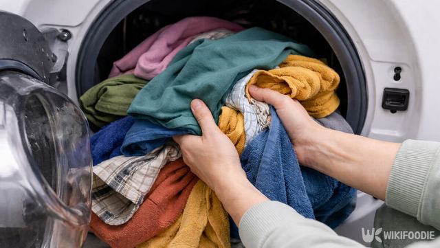 세탁기 안에 옷을 넣고 있다. / 위키푸디