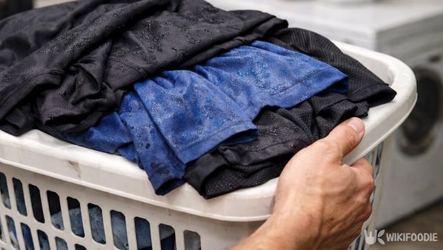 운동복에 남은 땀과 피지는 낮은 수온에서 쉽게 제거되지 않는다. / 위키푸디