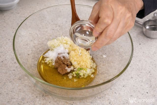 양념 재료를 모두 넣고 있다. / 위키푸디