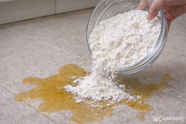 기름을 쏟은 부엌 바닥에 밀가루를 붓고 있다. / 위키푸디