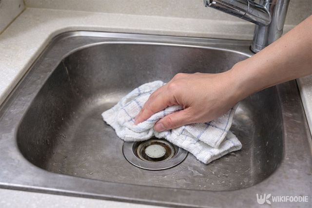 싱크대를 마른 수건으로 닦고 있다. / 위키푸디