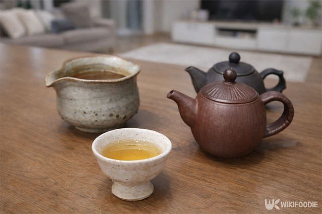 주전자와 찻잔이 나란히 놓인 모습. / 위키푸디