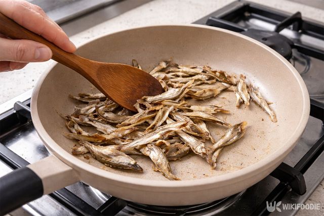 멸치를 마른 팬에 볶고 있다. / 위키푸디