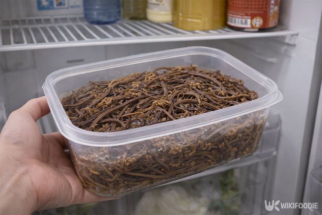 삶은 고사리를 용기에 담아 냉장고 칸에 넣고 있다. / 위키푸디