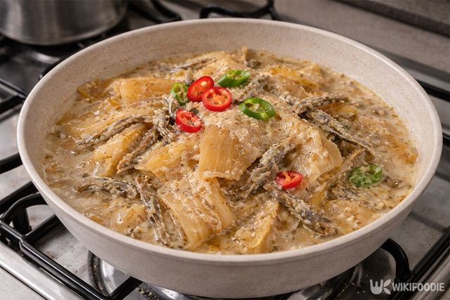 완성된 묵은지 멸치 조림의 모습. / 위키푸디