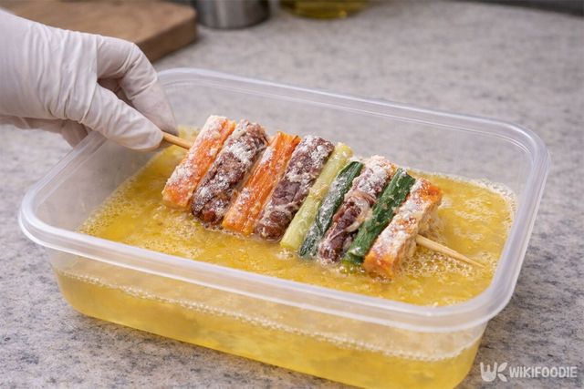 꼬치에 계란물을 입히고 있다. / 위키푸디