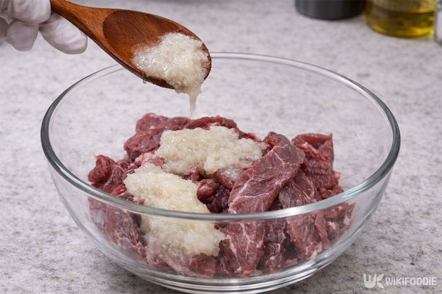 돼지고기에 양파즙을 넣고 있다. / 위키푸디