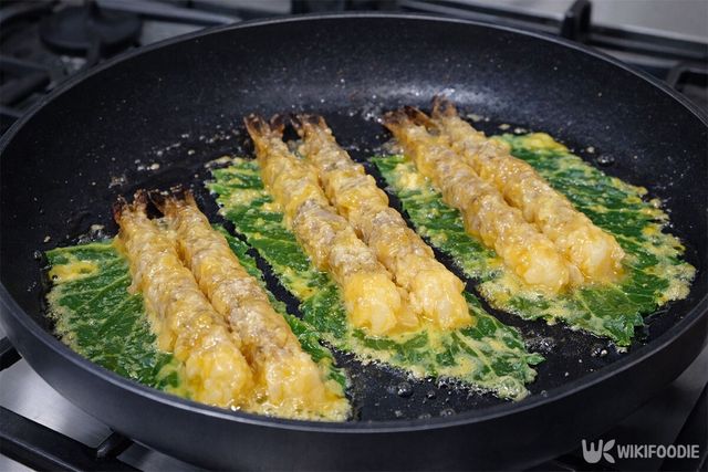 깻잎과 새우를 부치고 있다. / 위키푸디