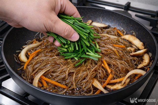 부추를 마지막에 넣고 있다.&nbsp;/ 위키푸디