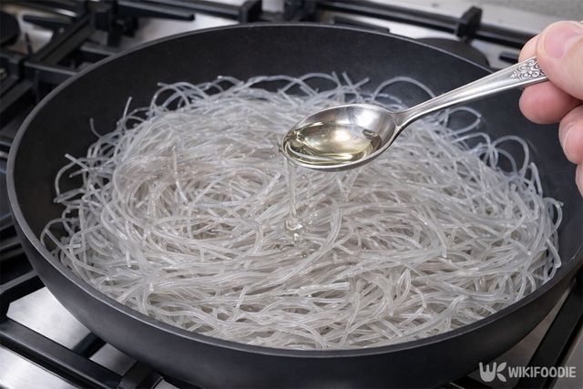 팬에 불린 당면을 넣고 식용유를 두르고 있다.&nbsp;/ 위키푸디