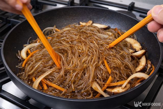 각종 채소를 넣고 함께 볶고 있다.&nbsp;/ 위키푸디