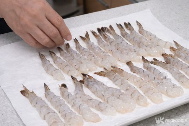 해동한 새우를 키친타월에 깔고 있다. / 위키푸디