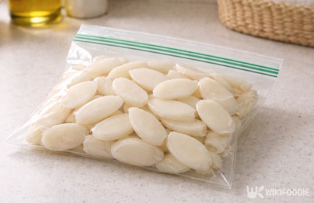 식용유로 코팅해 소분하면 냉동 보관 시 갈라짐을 줄일 수 있다. / 위키푸디