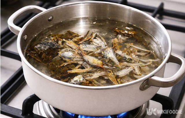 멸치와 다시마를 넣고 중불에서 다시물을 끓이고 있다. / 위키푸디