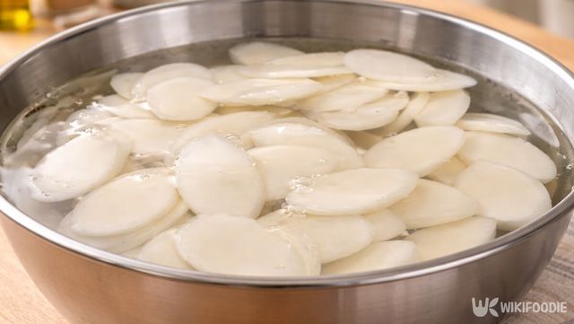 떡국 떡을 찬물에 담가 불리고 있다. / 위키푸디