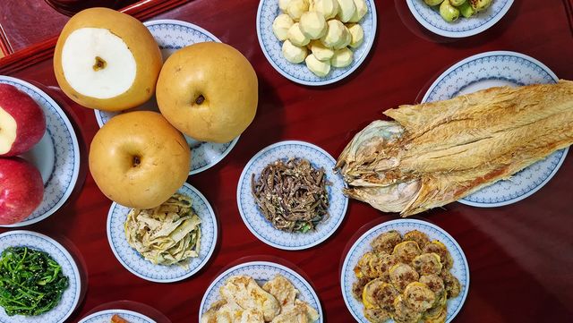 전통 제례 방식에 맞춰 차려진 제사상의 모습. / Binimin-shutterstock.com