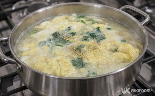 불을 끈 뒤 참기름과 후추를 넣어 떡국을 마무리하고 있다. / 위키푸디