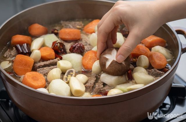 중불에서 끓인 갈비에 당근, 밤, 버섯을 넣어 약불로 졸이는 과정이다. / 위키푸디