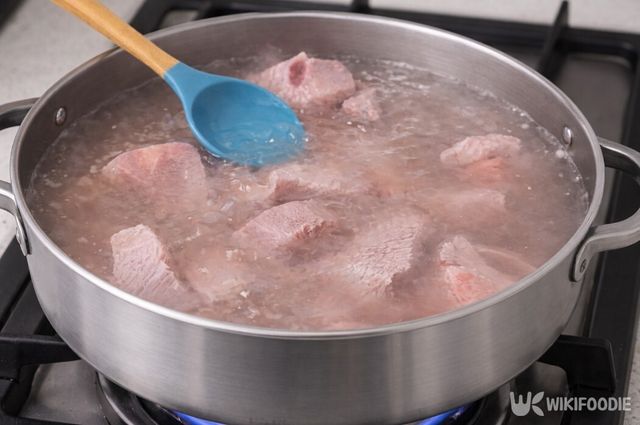 설탕을 넣은 물에 소갈비를 5분간 초벌 삶아 불순물을 걷어내는 단계다. / 위키푸디