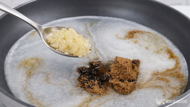 갈아 만든 배와 진간장, 흑설탕, 마늘을 넣어 갈비찜 양념을 만드는 장면이다. / 위키푸디