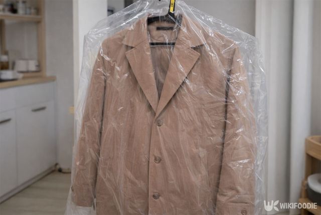 코트에 비닐이 씌워져 있다. / 위키푸디