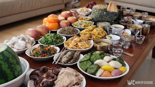 명절 상에 쑥떡이 담긴 접시가 놓인 모습. / 위키푸디