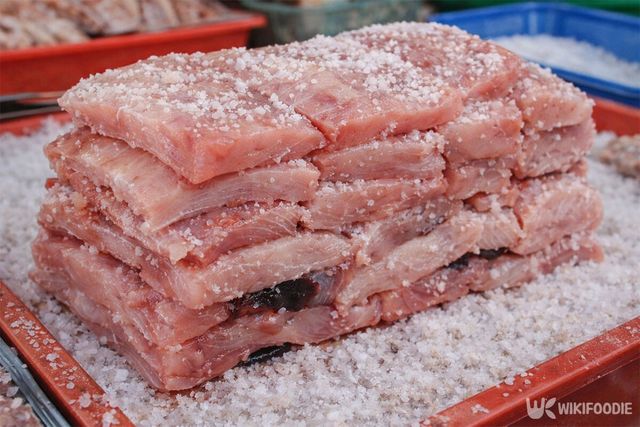 수산시장에 있는 소금에 절여진 돔배기의 모습이다. / 위키푸디