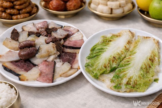 고래고기와 배추전이 제사상에 올라간 모습이다. / 위키푸디
