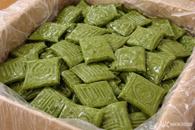 쑥절편이 박스에 담겨 있다. / 위키푸디