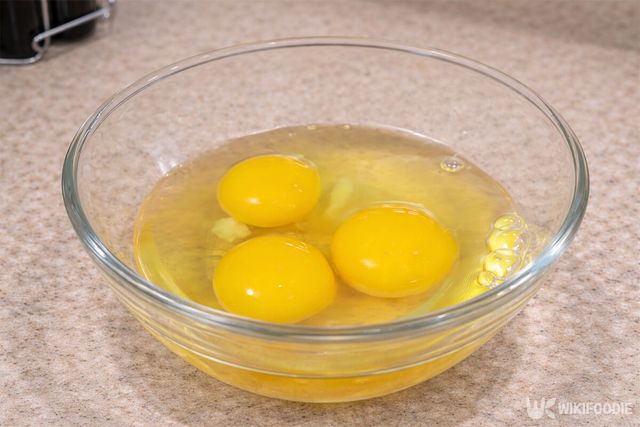 계란 3개가 볼에 담긴 모습이다. / 위키푸디