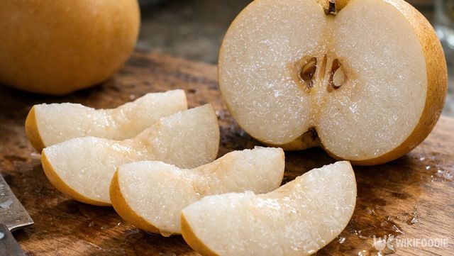 손질된 배 조각이 도마 위에 놓여 있다. / 위키푸디