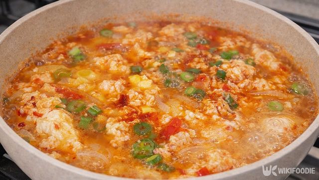 완성된 얼큰 계란탕의 모습이다. / 위키푸디