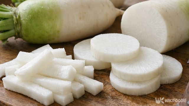 도마 위에 손질된 무가 놓여 있다. / 위키푸디