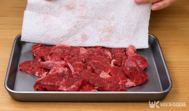 키친타월로 소고기 표면의 핏물을 제거하고 있다. / 위키푸디
