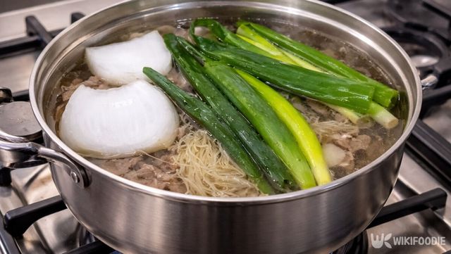 소고기와 대파 뿌리, 양파를 넣고 기본 육수를 끓이고 있다. / 위키푸디