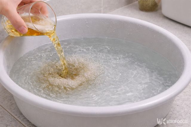 찬물이 담긴 대야에 맥주를 붓고 있다. / 위키푸디